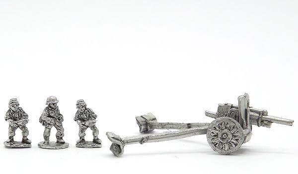 10.5cm leFH18 field howitzer with crew