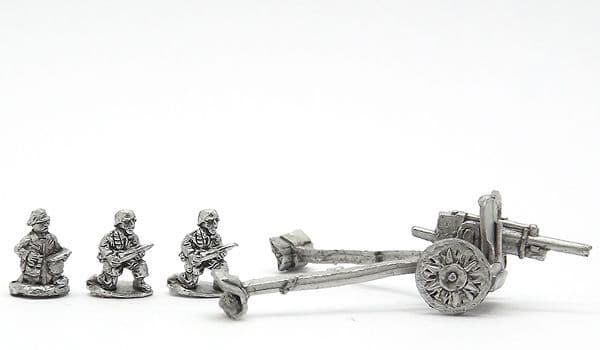 10.5cm leFH18 field howitzer with para crew