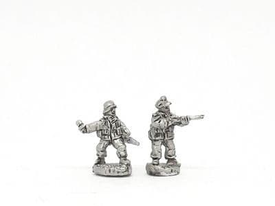 DAK riflemen pose 2